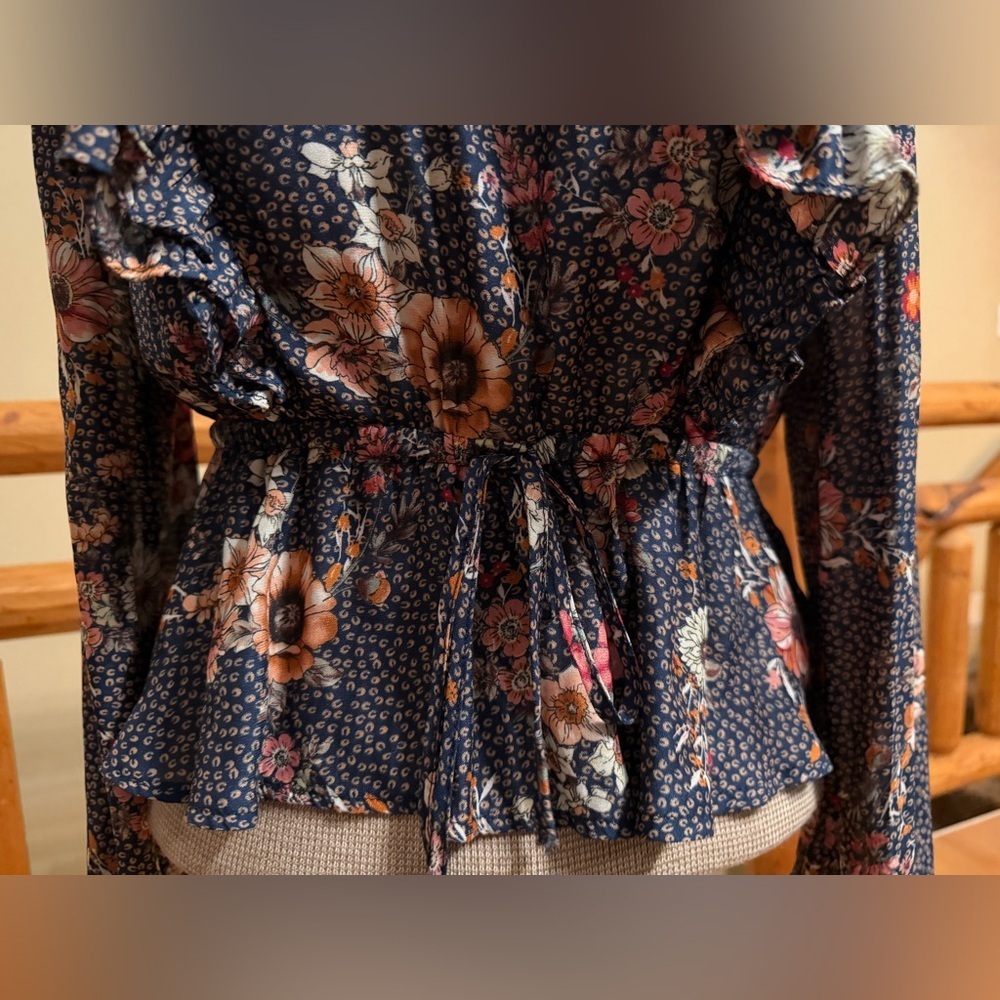 ✨ Lost + Wander Floral Ruffle Blouse ✨ - Picture 6 of 7